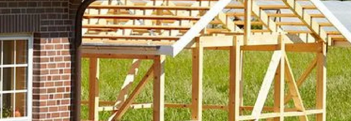 Holzgerüst eines Gartenhauses im Bau.